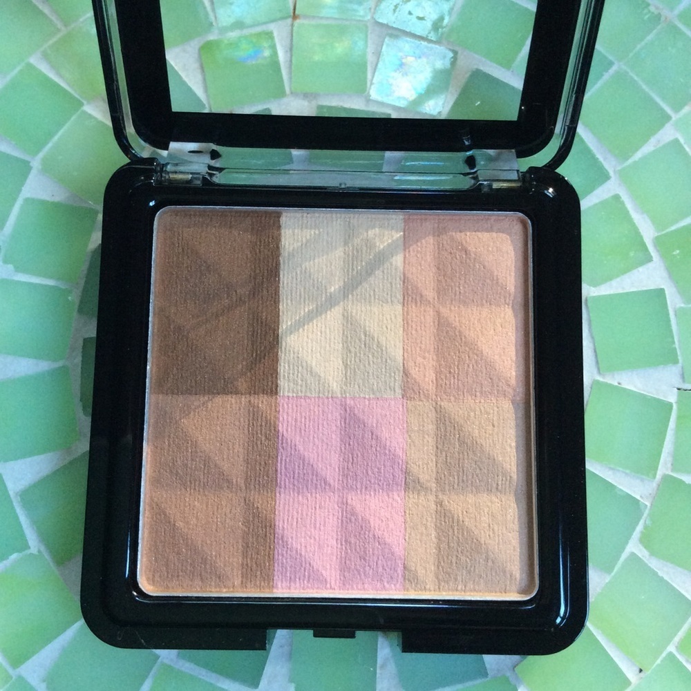 NYX Radiant Finishing Powder - Picture 4 of 5